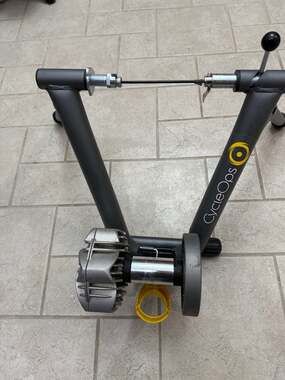 CycleOps Fluid 2 Indoor Magnetic Bicycle Stationary Trainer & TrainRight Cris Ca